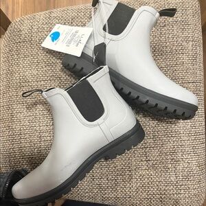 L.L. Bean outlet store rugged Willie Chelsea Gray Peddle Black Rain Boots